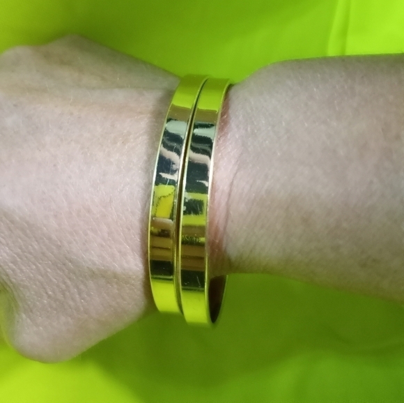 Pair goldtone plain Bangle bracelets - Picture 1 of 5